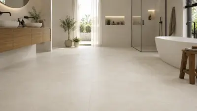 Der Boden besteht aus hellen Designbodenfliesen mit einer gleichmäßigen Fliesenoptik in neutralem Beige.
