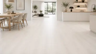 Der Boden besteht aus hellen, weißen Laminatpaneelen mit einer glatten, matten Oberfläche.